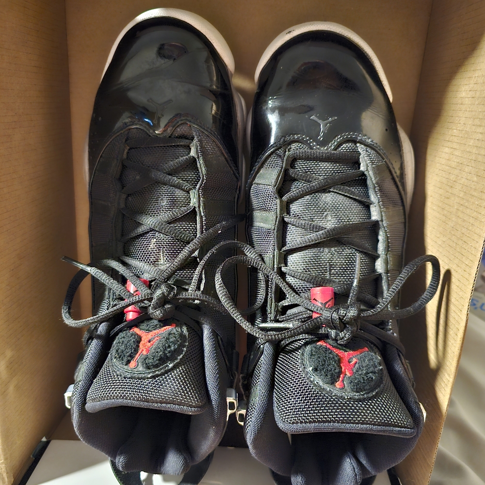 Used Mens 9.5 JORDANS 6 Rings